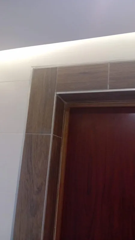 Encadrement de porte palière rénové après pose